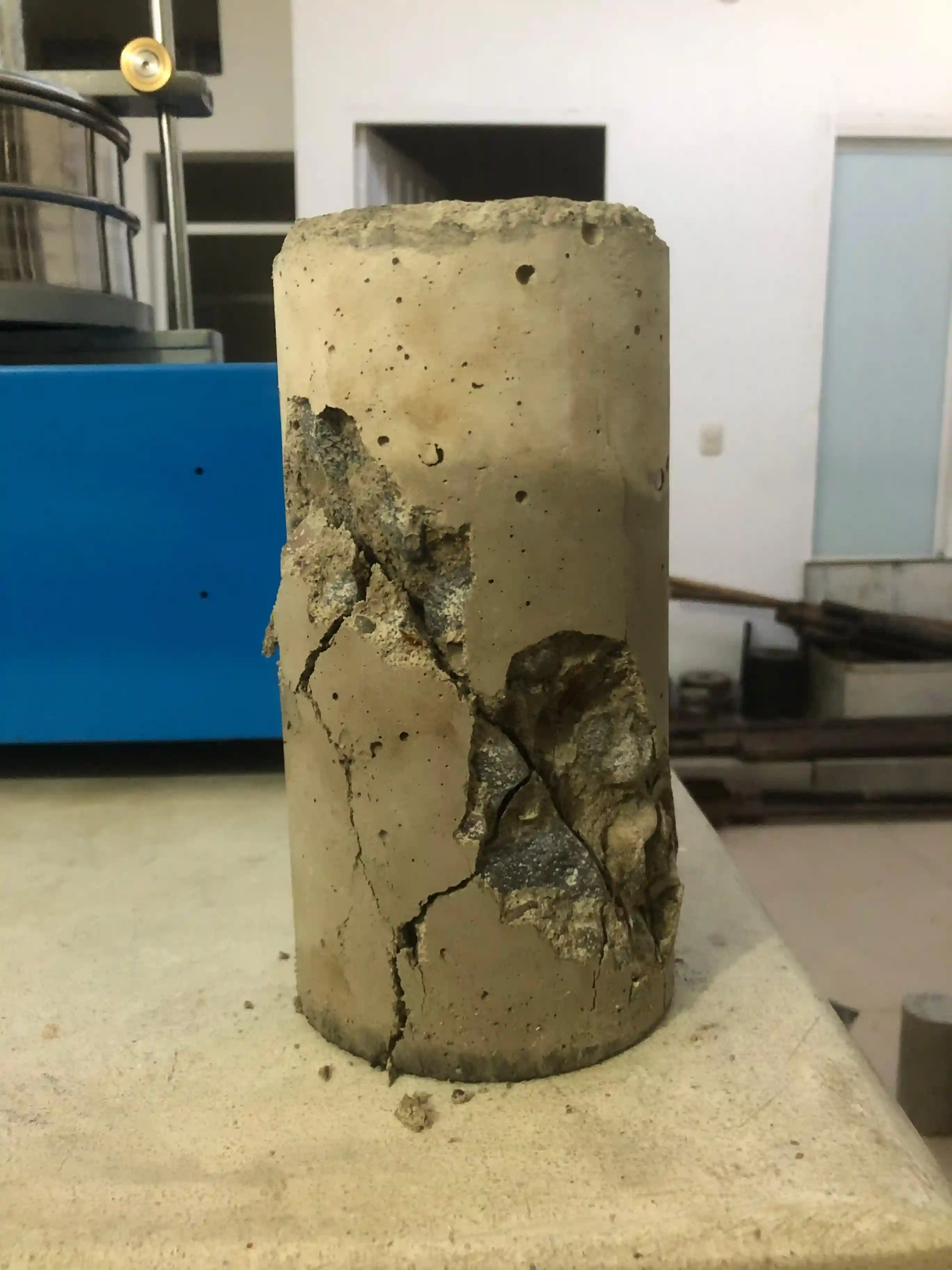 Ensayo de resistencia a compresión en prensa hidráulica