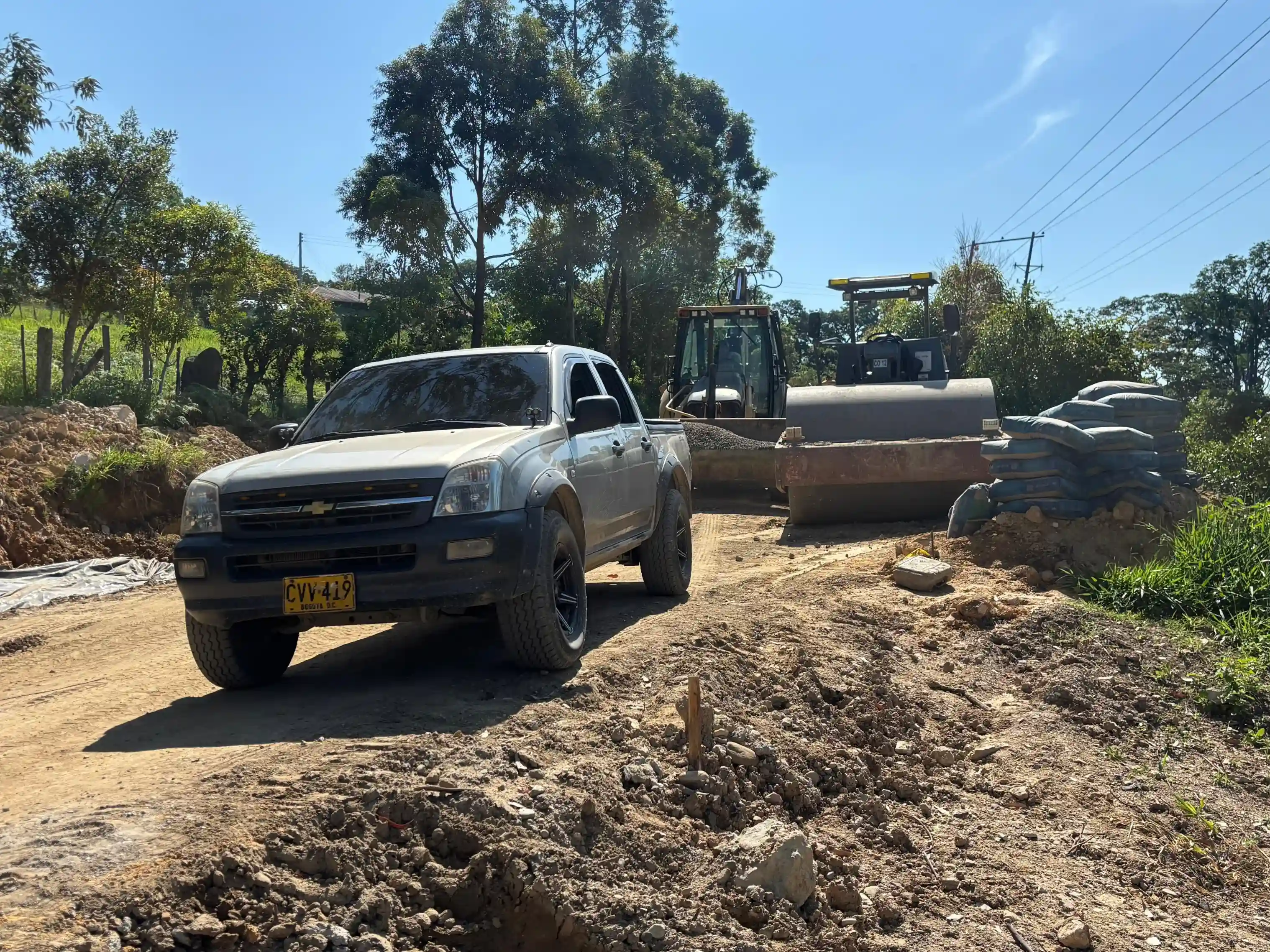 Obreros trabajando en una construcción moderna